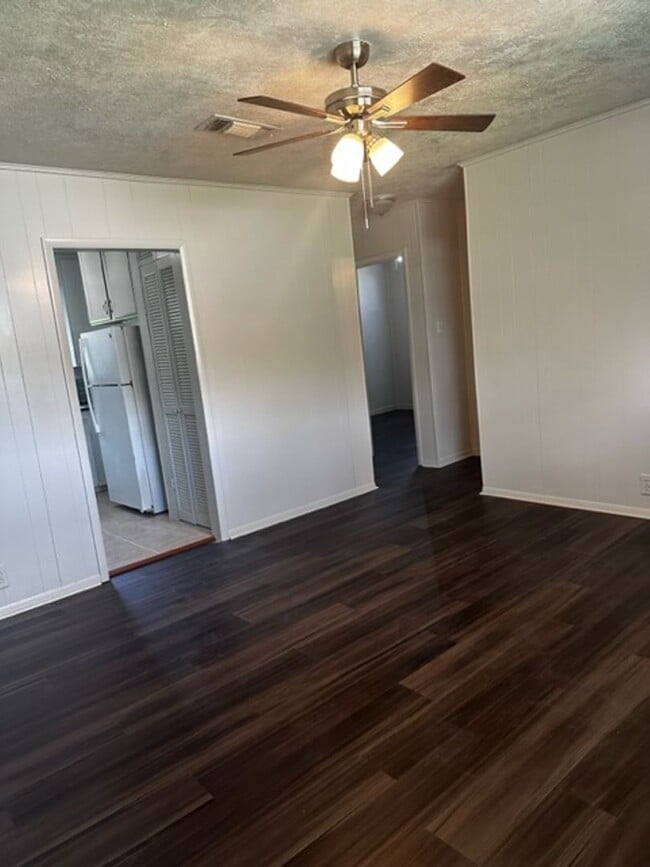 Building Photo - 402 Newton St