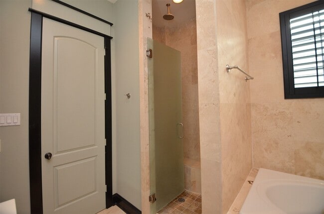 Building Photo - 1818 Binz St