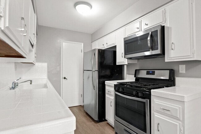 Building Photo - 1111 17th St #D in Santa Monica - North of Wilshire Blvd!