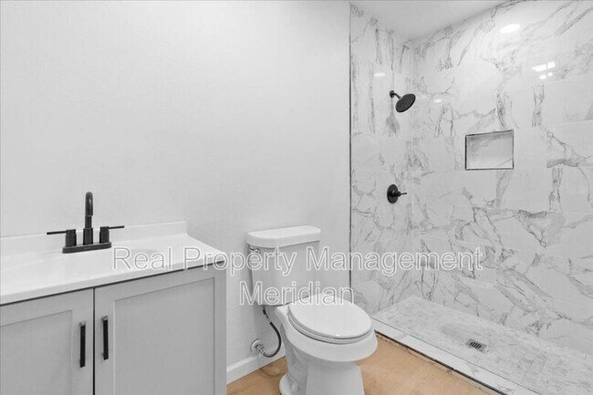 Building Photo - 2424 Cloverdale St