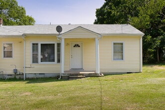 Building Photo - For Rent: 1BR, 1BA duplex (application pending)