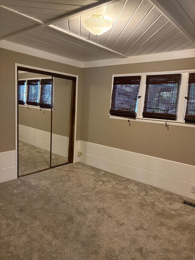 Building Photo - Views! Enchanting 2+1 Artists Retreat Nestled in Tujunga Hillsides