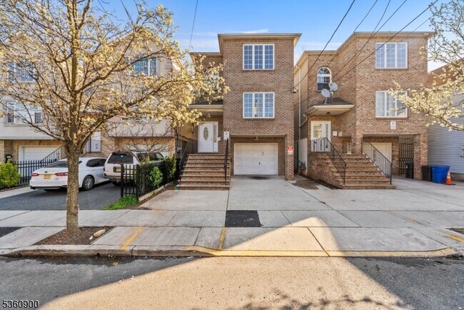Primary Photo - 427 Fulton St