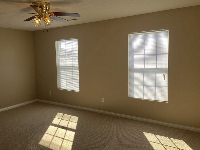 Building Photo - Beautiful Home in Quiet Cul-De-Sac Shelbyville! Basement!