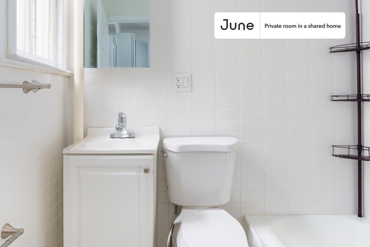 Building Photo - Room in Shared 4 bed/1 bath home