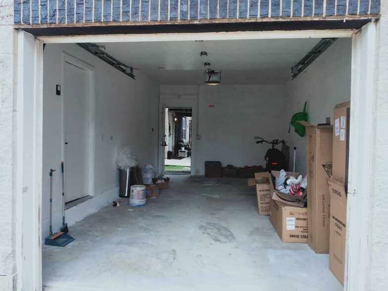 Building Photo - 6200 S Ingleside Ave