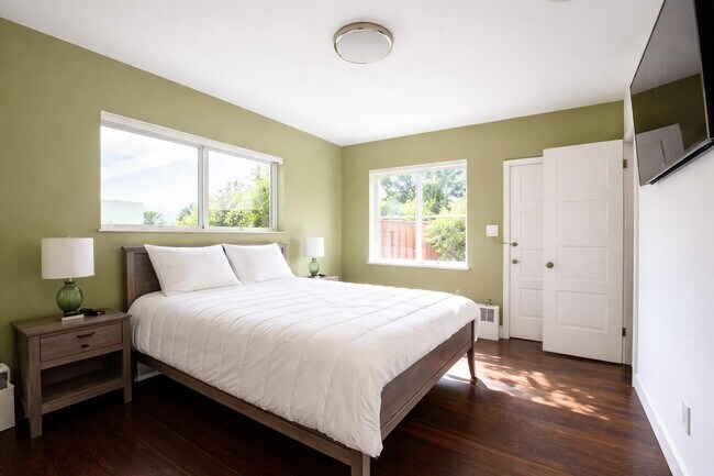 Building Photo - 3018 NE 26th St