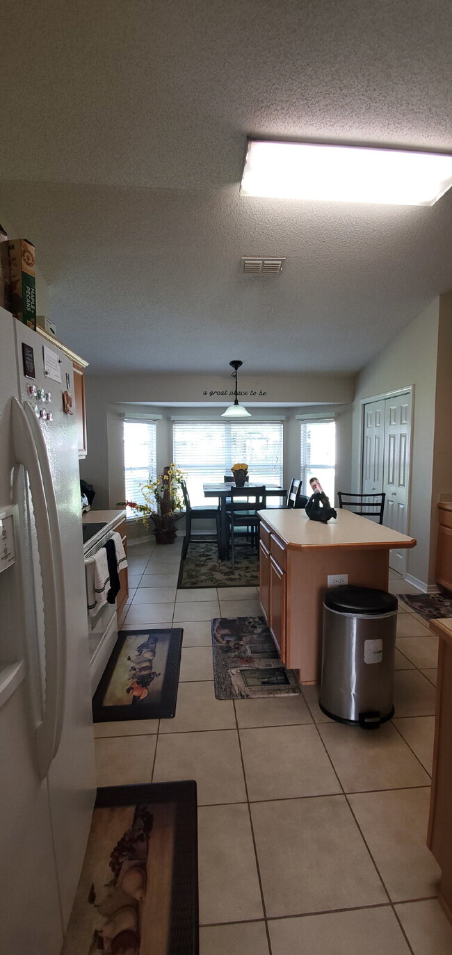 Building Photo - "Spacious 4-Bed Family Home in Milton with...