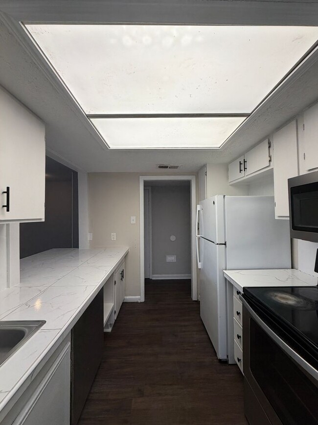 Building Photo - Oak Park Townhome 2/1.5 AVAILABLE NOW