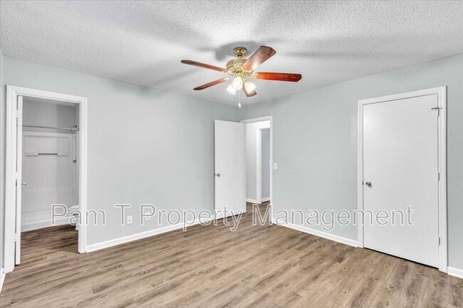 Building Photo - 215 Laurelwood Dr