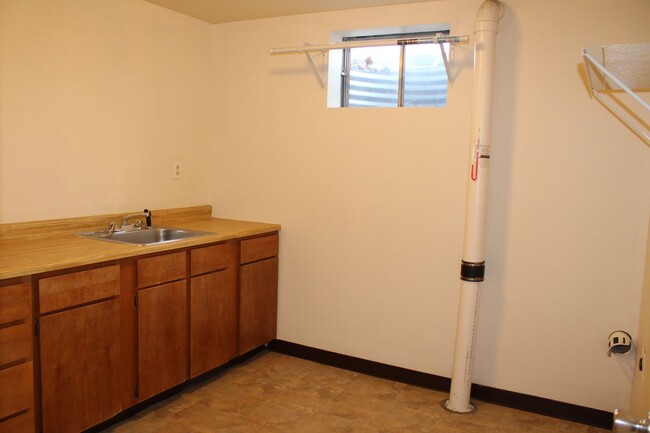 Building Photo - Lovely Three Bedroom Home Near Troutman Park