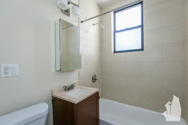 Building Photo - 1 bedroom in Chicago IL 60640