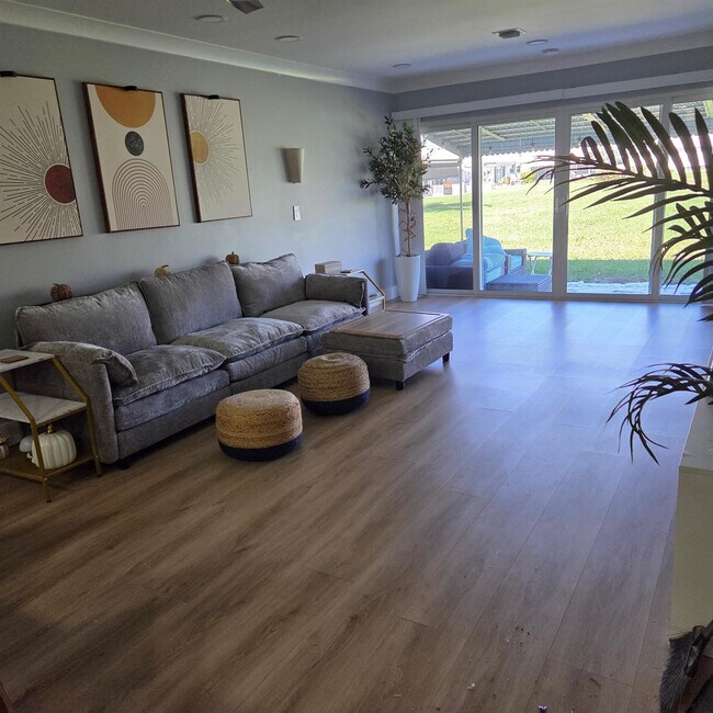 Building Photo - 300 SW Golfview Terrace