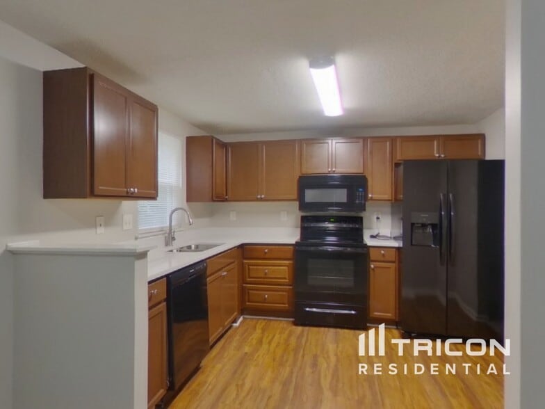 Building Photo - 2305 Valleyview Dr