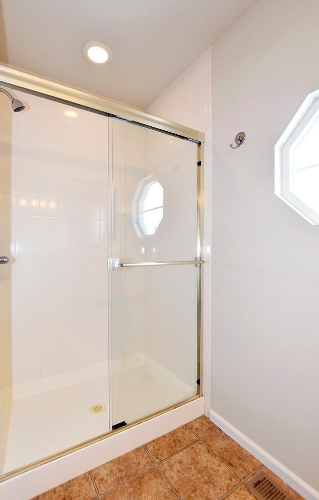 Shower in Primary ensuite - 6349 Orchard Park Dr