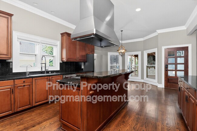 Building Photo - 16205 Riverpointe Dr