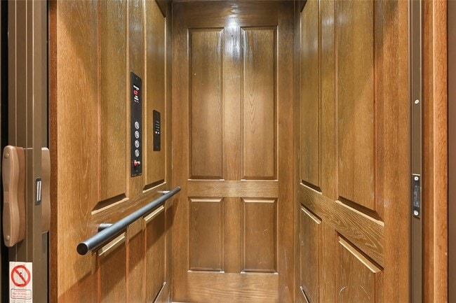 Building Photo - 210 Breezy Way