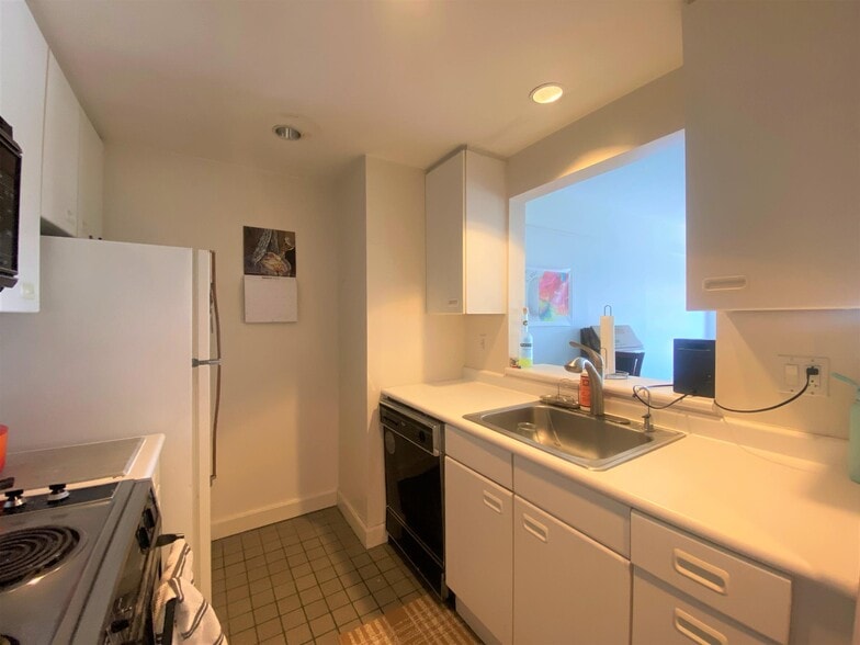 Building Photo - 931 Massachusetts Ave