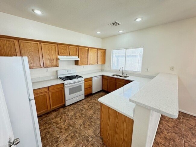 Building Photo - 4726 English Lavender - Gated community! R...