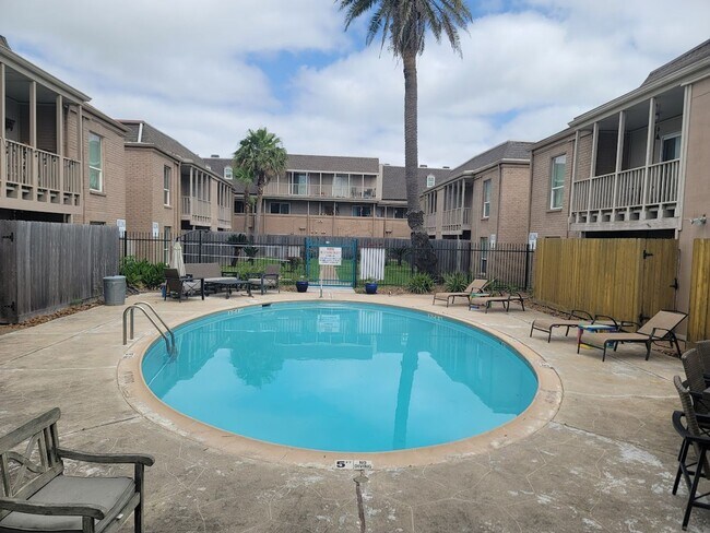 Building Photo - Ground Floor - 1 bedroom 1 bath - Near UTM...