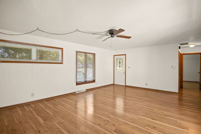 Building Photo - 431 Parkside Dr