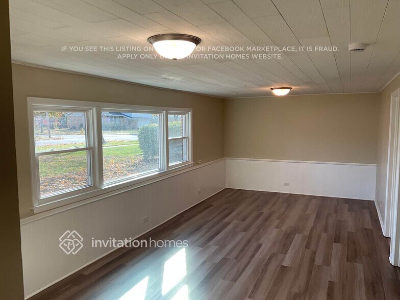 Building Photo - 404 S Crestwood Ln