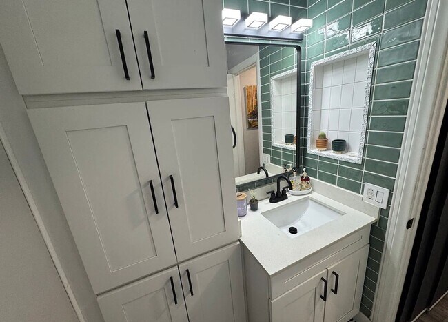 Building Photo - Stunning 2 bedroom, 1.5 bathrooms, 2 story townhouse for rent in Allure Condos in Serra Mesa!