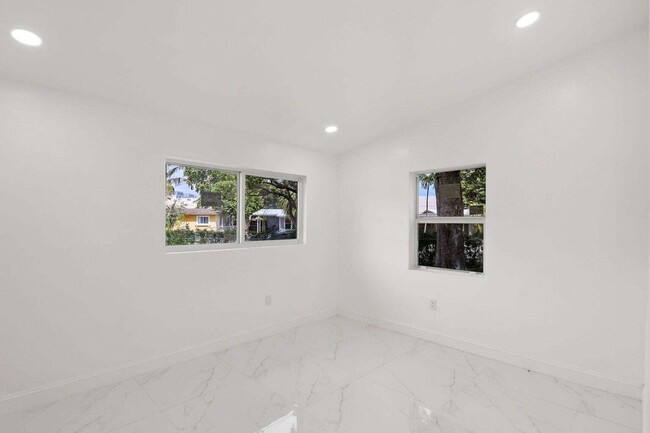 Building Photo - 1530 NW 18th Ct