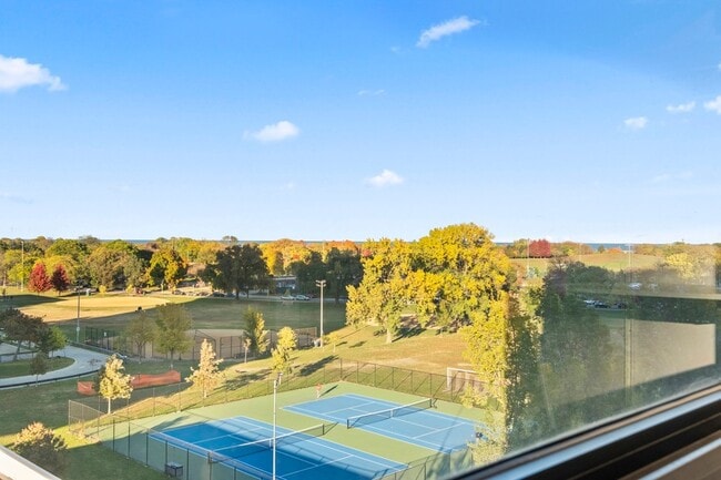 Building Photo - 4343 N Clarendon Ave