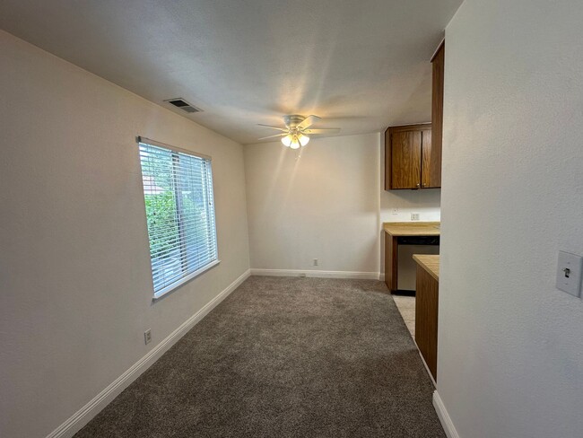 Building Photo - 2 Bed, 1 Bath Apartment in Reno