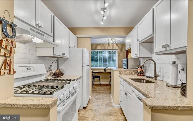 Building Photo - 1543 Colonial Dr