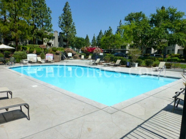 Building Photo - Rancho Bernardo, 14936 Avenida Venusto #15...