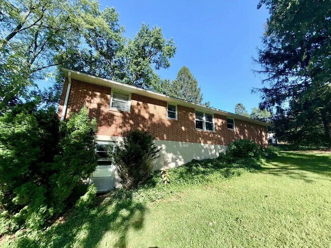 Building Photo - 329 Fairview Dr