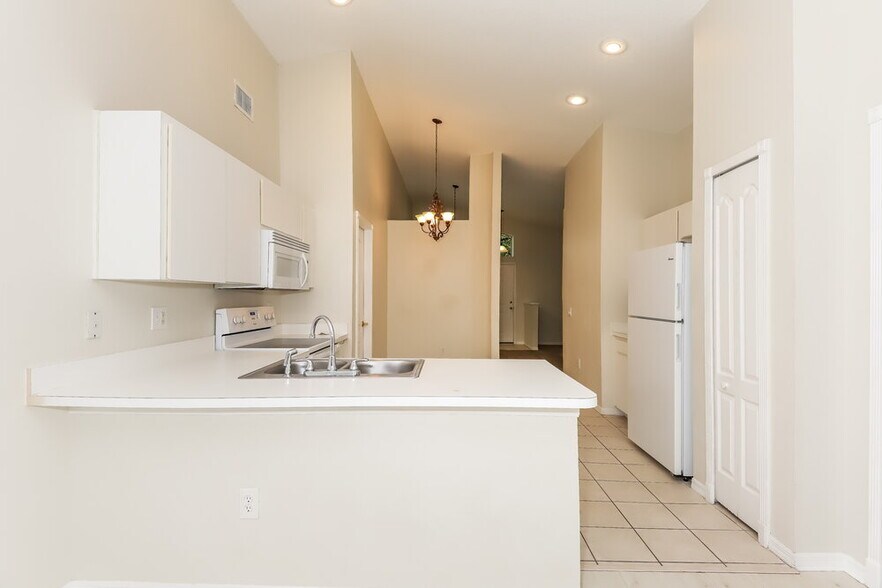 Building Photo - 402 Sonoma Dr