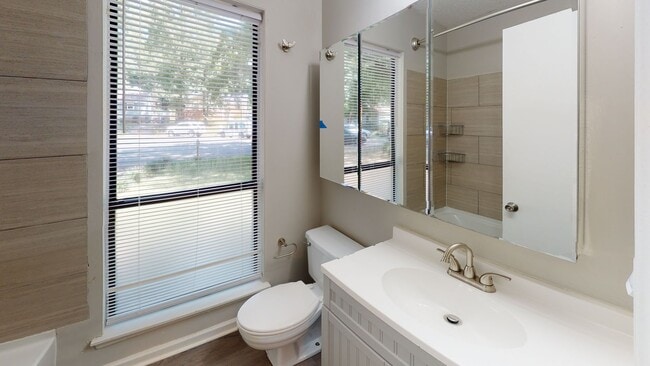 Building Photo - 5012 Glenview Ct