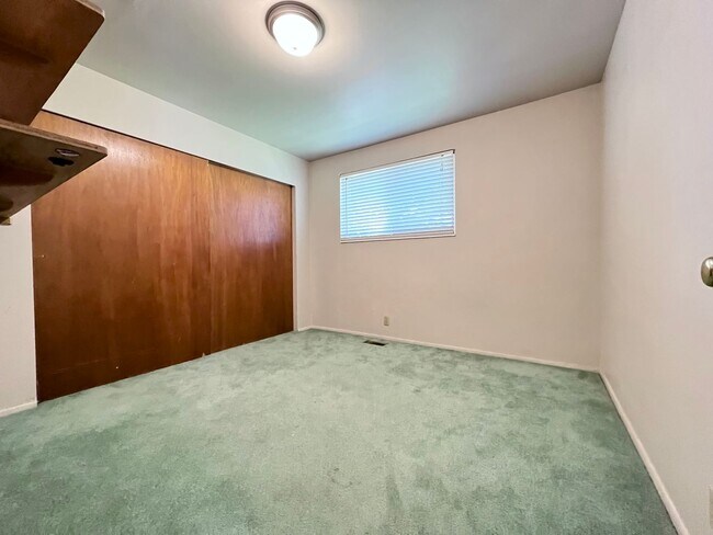 Building Photo - 5 Bedroom/2.5 Bathroom Home in West Valley...