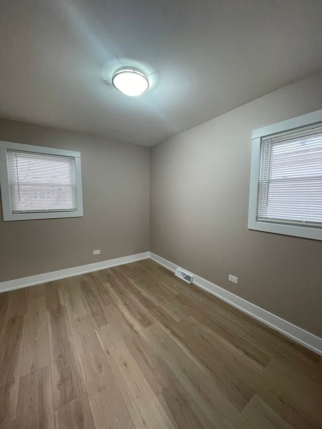 Building Photo - 8511 S Parkside Ave