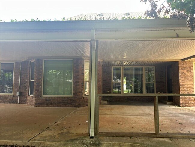 Building Photo - 9908 Thompson Ave