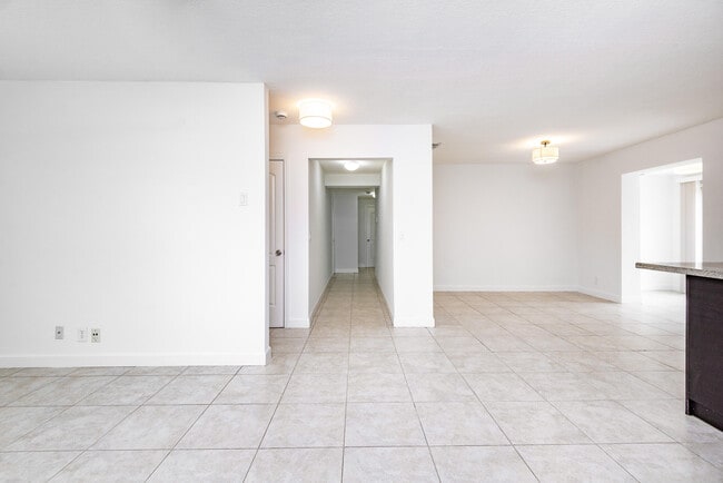 Building Photo - 121 SW 2nd Ave