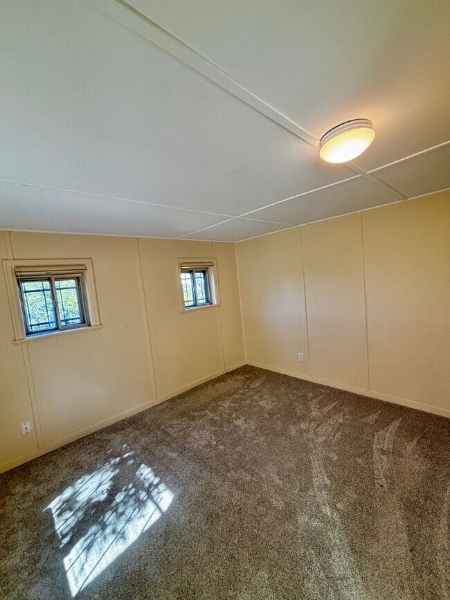 Building Photo - Spacious 2 Bedroom one bath duplex!!
