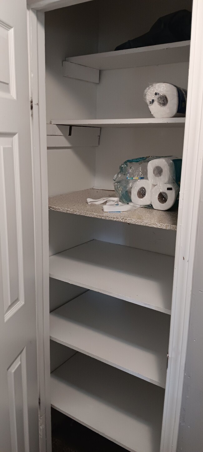 Building Photo - 548 E Woodrow St