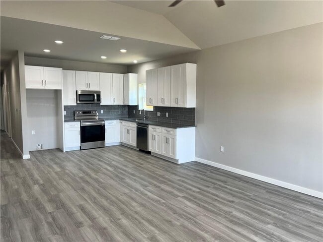 Building Photo - 600 Fir Ln