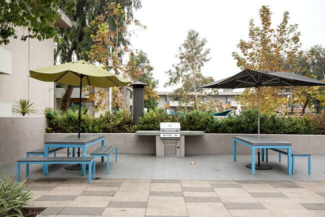 Building Photo - 3333 W 2nd St