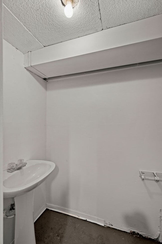 Building Photo - MOVE IN SPECIAL! SCORE HALF OFF 1ST MONTH'...