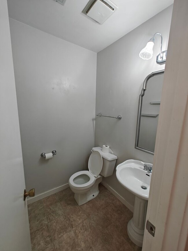 Building Photo - Multi unit townhome