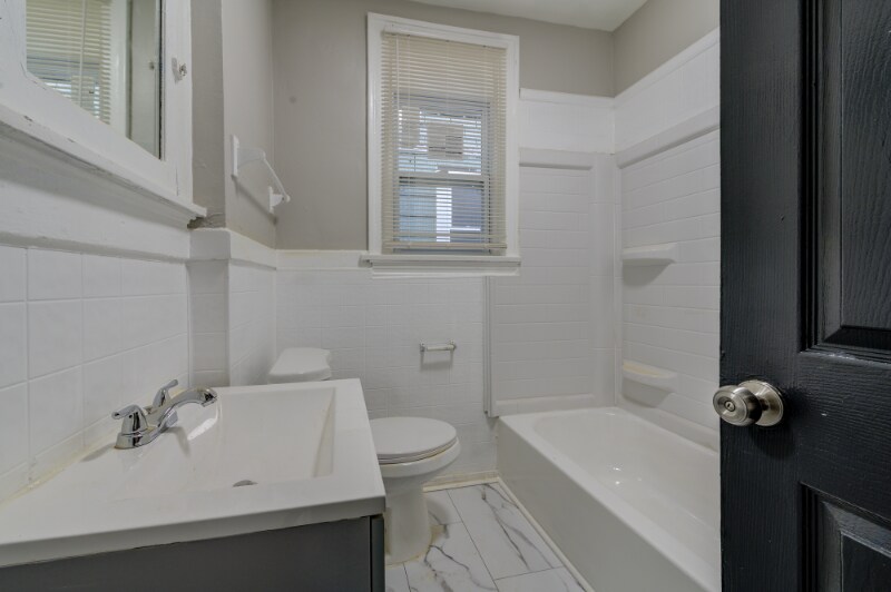 Building Photo - 6024 Lucille Ave