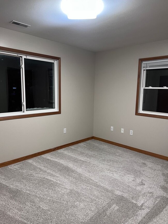 Building Photo - Well-maintained 2-bedroom, 1-bath house in a great location