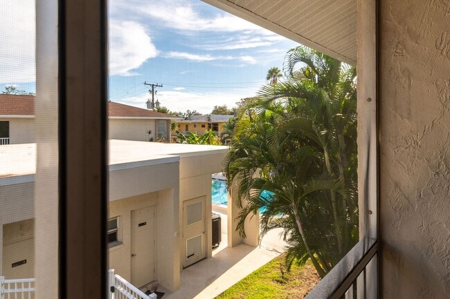 Building Photo - Conveniently located, furnished, 2 Bed, 2 ...