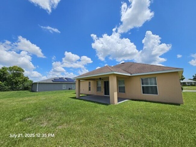 Building Photo - Welcome to your new home! This spacious 3-bedroom, 2-bathroom single-family home
