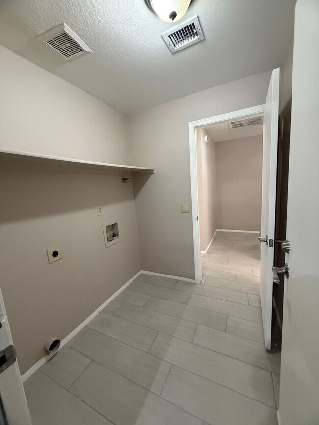 Building Photo - Newly Remodeled Glendale Home